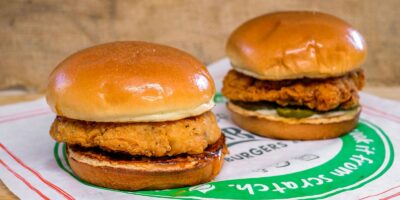 Farmer Boys annonce l&rsquo;ajout permanent de sandwichs au poulet frit au menu