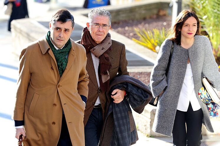 Granados, au milieu, avec son avocat Javier Vasallo, dans le ...