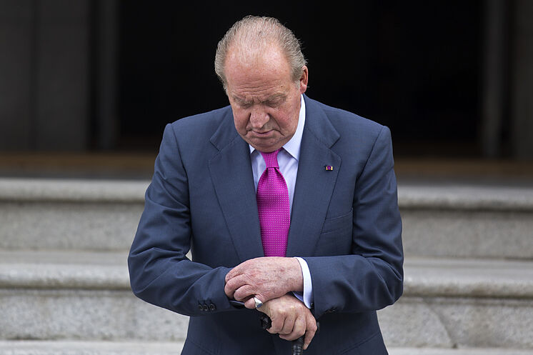 Don Juan Carlos consulte sa montre lors d'un acte officiel en mai ...