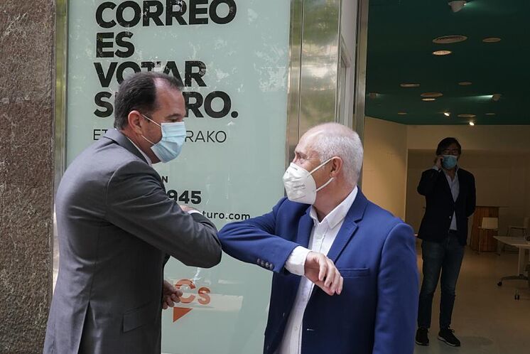 Carlos Iturgaiz accueille José Manuel Gil (C & apos; s) lors d'un acte du ...