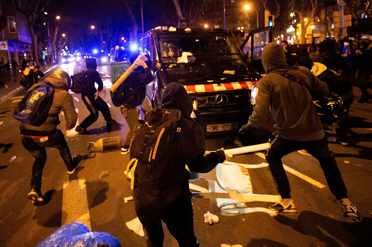 Les manifestants accusent une camionnette de police.