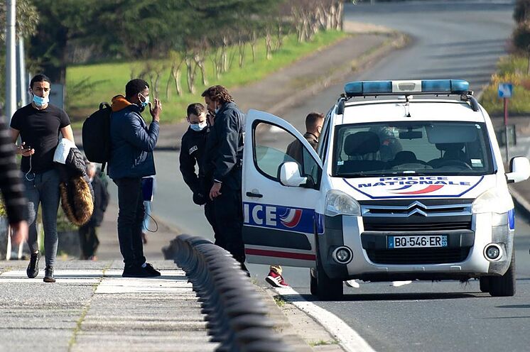 Les gendarmes s'arrêtent à la frontière entre l'Ir