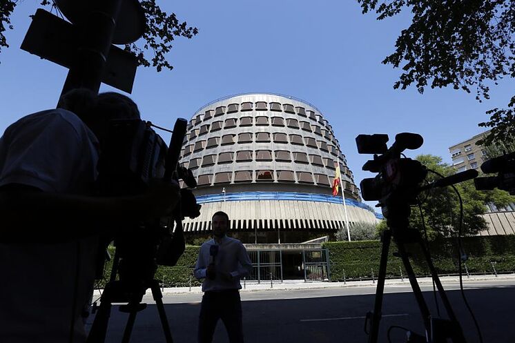 Un journaliste en poste devant le siège de la Cour constitutionnelle, ...