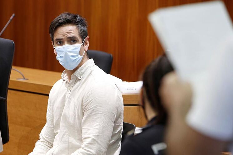 L'accusé, Rodrigo Lanza, écoute le verdict du jury, dans ...