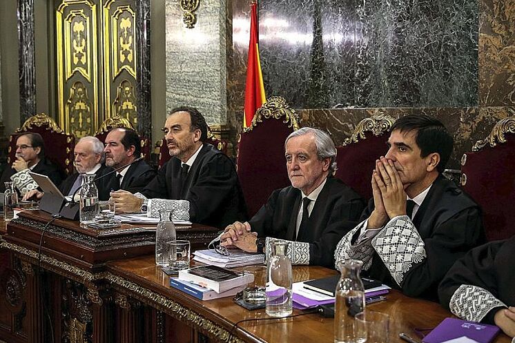 La Cour suprême, présidée par Manuel Marchena, lors de la ...