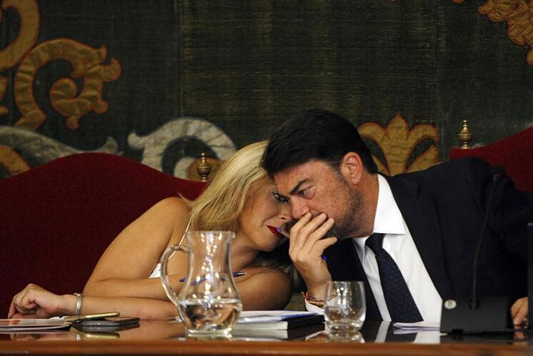 Le maire d'Alicante, Luis Barcala, et la vice-maire, Mari Carmen ...