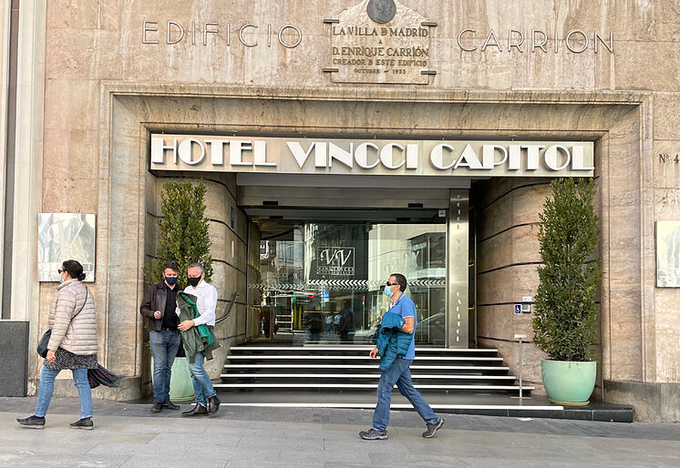 Touristes avec valises et masques dans le Grand V