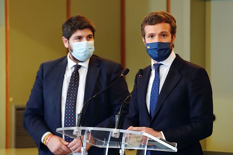 Le président du PP, Pablo Casado (à droite), et le Murcien Fernando ...