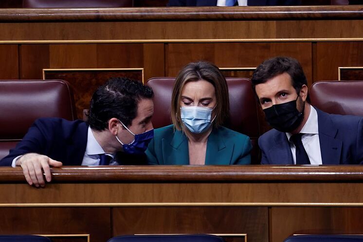 Le président du PP Pablo Casado, le porte-parole Cuca Gamarra et Teodoro ...