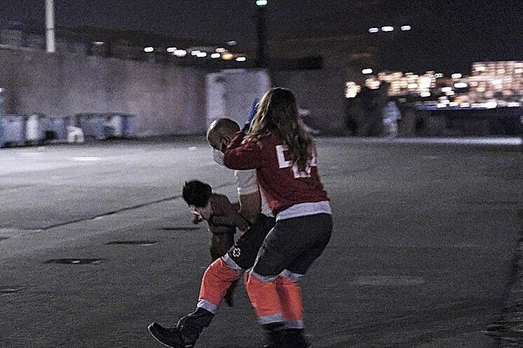 Deux volontaires de la Croix-Rouge font revivre le bébé