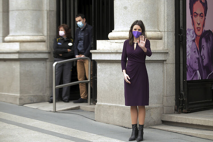 La ministre de l'Égalité, Irene Monero, ce lundi, à la porte de ...