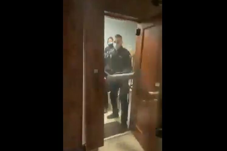 Les agents entrant dans l'étage où se déroulait la fête