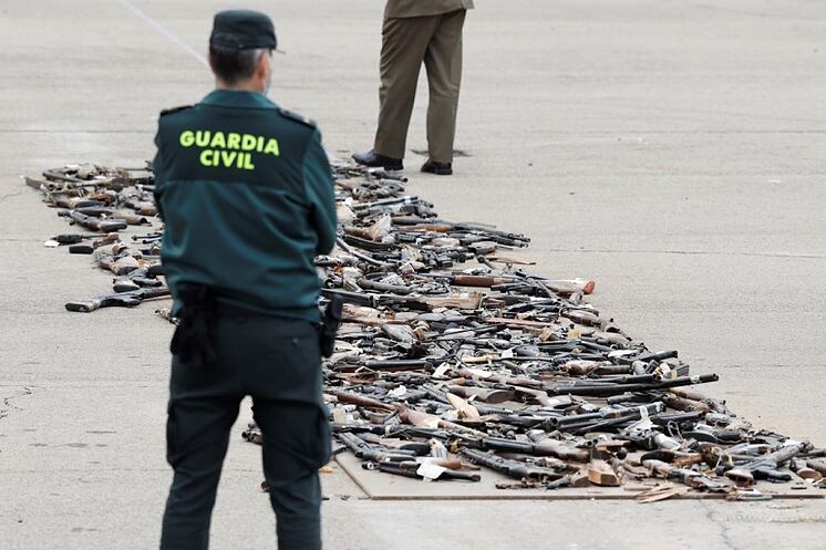 Un garde civil observe une partie des armes saisies à l'ETA avant ...