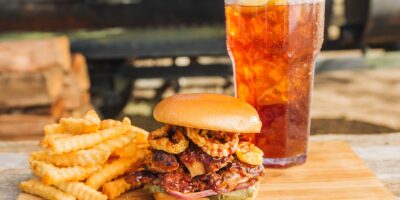 Sonny&rsquo;s BBQ présente un nouveau sandwich à la hauteur du battage médiatique: le vrai sandwich aux côtes levées