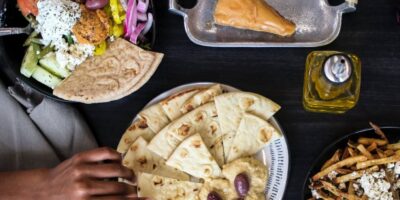 The Simple Greek acquis par WOWorks, société mère de Saladworks, Garbanzo Mediterranean Fresh et Frutta Bowls