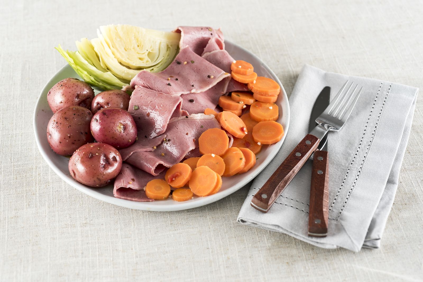 TooJay's Deli ramène son menu traditionnel de la Saint-Patrick pour une durée limitée Dîner traditionnel de bœuf salé et de chou de TooJay's Deli