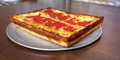 Vous ne pouvez pas sortir Pizza Buddy&rsquo;s: Buddy&rsquo;s Pizza rappelle à l&rsquo;Amérique ce qu&rsquo;est la vraie pizza à la Detroit alors que les imitations jettent leurs deuxièmes tartes aux cordes dans le ring
