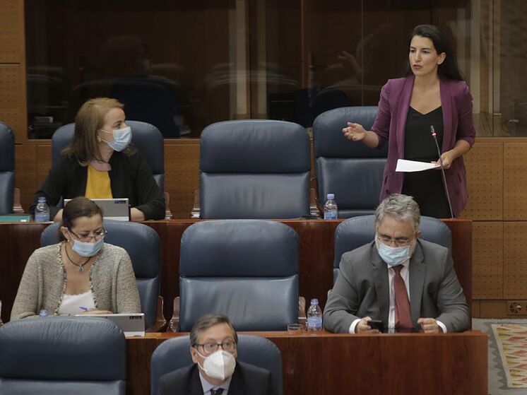 Rocío Monasterio, debout, à l'Assemblée de Madrid.