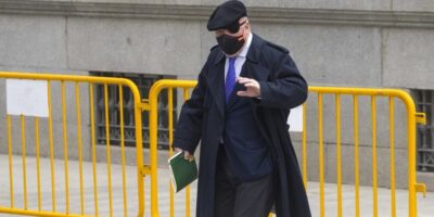 Le juge admet que Villarejo se présente une fois par semaine au lieu de tous les jours pour son bon comportement et ses problèmes de mobilité