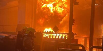 Les pompiers éteignent « un incendie industriel compliqué » dans un réservoir de 40 000 litres d&rsquo;huile