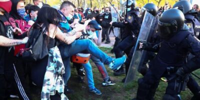 Elecciones Madrid: Pierres, bouteilles et cris de « fascistes »: charges de police, blessés et détenus lors de la violente manifestation lors du rassemblement Vox