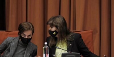 ERC cède à nouveau à JxCat: accepte le remplacement de l&rsquo;avocat de Puigdemont à la table parlementaire