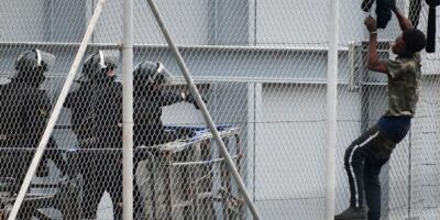 La Garde civile arrête une tentative de sauter vers la nouvelle clôture Marlaska à Ceuta