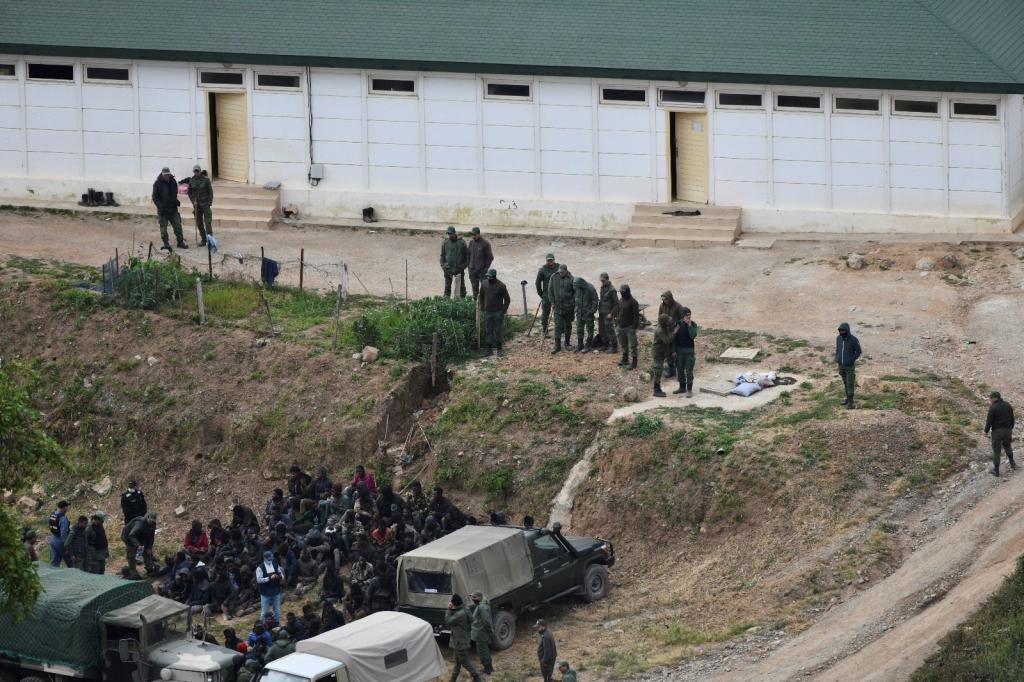 Le groupe d'immigrants qui a tenté de sauter par-dessus la clôture, surveillé par les forces marocaines