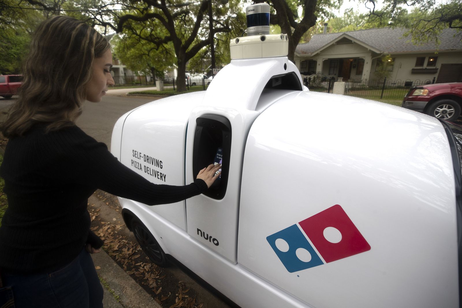 Domino's et Nuro lancent la livraison de pizza autonome avec un robot sur route