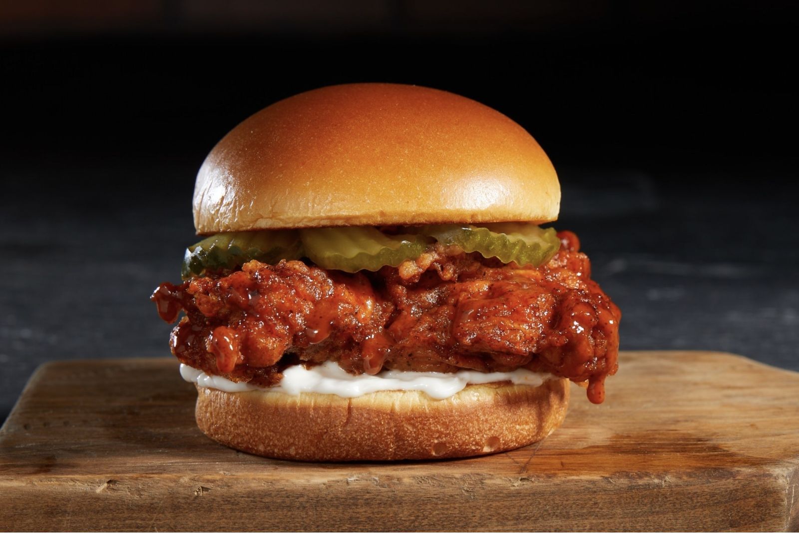 Nathan's Famous ajoute au menu sandwich au poulet trempé à la main, de nouveaux ajouts comprennent des cuisses de poulet désossées et sans peau