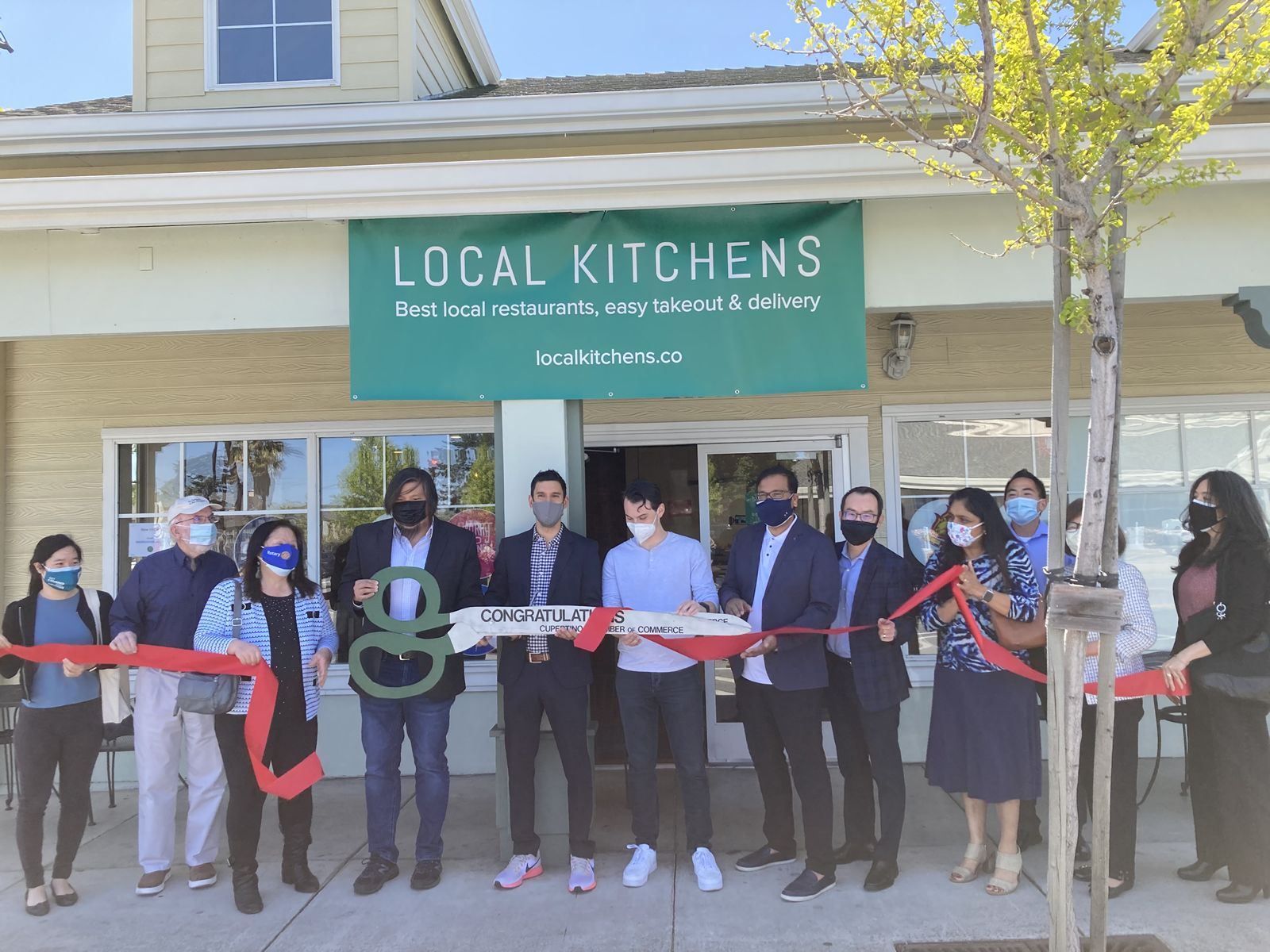 SAJJ Mediterranean conclut un partenariat avec les cuisines locales et lance un nouveau concept de `` cuisine SAJJ '' Le site de Cupertino de Local Kitchens propose une vitrine et une expérience client dédiée à emporter avec le personnel, qui a été méticuleusement formé par des restaurants partenaires pour préparer chaque repas sur place.