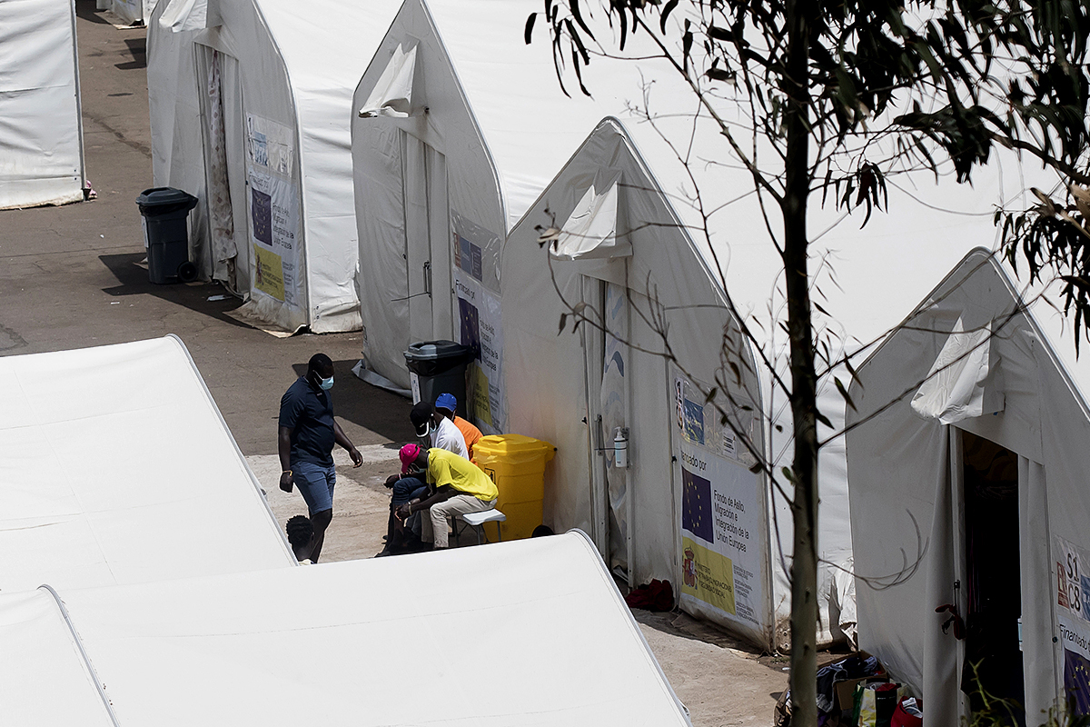 Les tentes où dorment les immigrés.
