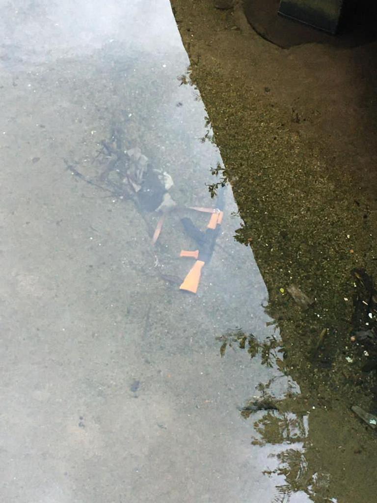 Le pistolet d'épaule, abandonné dans l'eau.