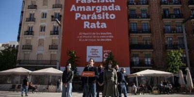 Ciudadanos déplie une toile géante avec les insultes des candidats et s&rsquo;offre comme le vote « pacificateur »