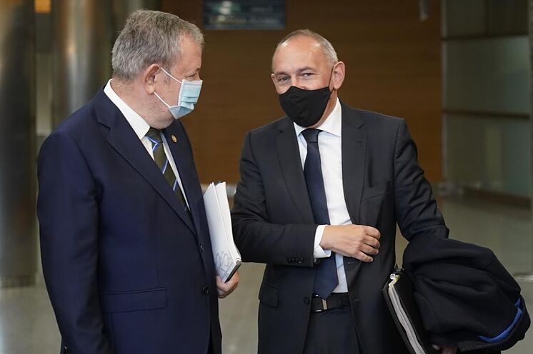 Le conseiller Pedro Azpiazu s'entretient avec le général adjoint de