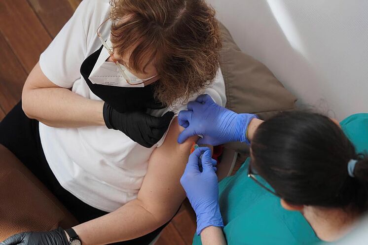 Une femme reçoit le vaccin Covid-19 à Valladolid.