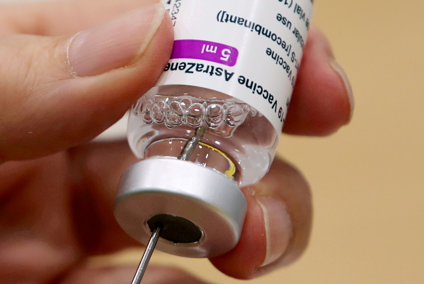 Un agent de santé prépare une dose du vaccin AstraZeneca.