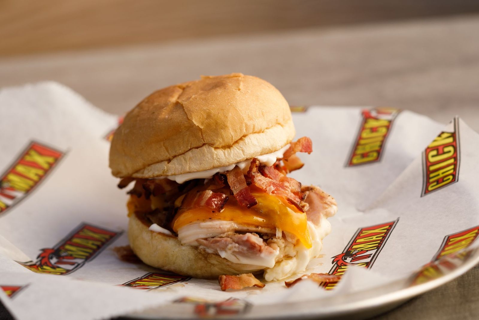 Sandwich au poulet au bacon et à l'érable Chick N Max Chick N Max déploie deux nouveaux sandwichs sur les talons de son annonce d'extension de franchise