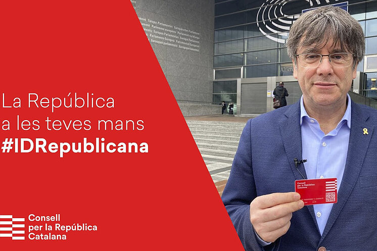Carles Puigdemont, avec la carte du Consell pour la République.