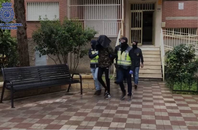 Plusieurs agents à la tête de l'un des trois arrêtés à Grenade.