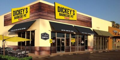 Dickey&rsquo;s Barbecue Pit accueille un bon cadeau pour les frais de franchise des forces armées nationales