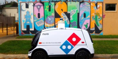 Domino&rsquo;s et Nuro lancent la livraison de pizza autonome avec un robot sur route