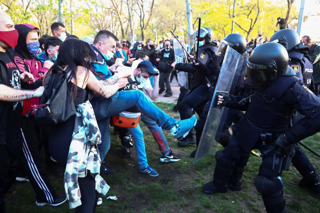 Des accusations de police contre des manifestants protestant contre le rassemblement Vox