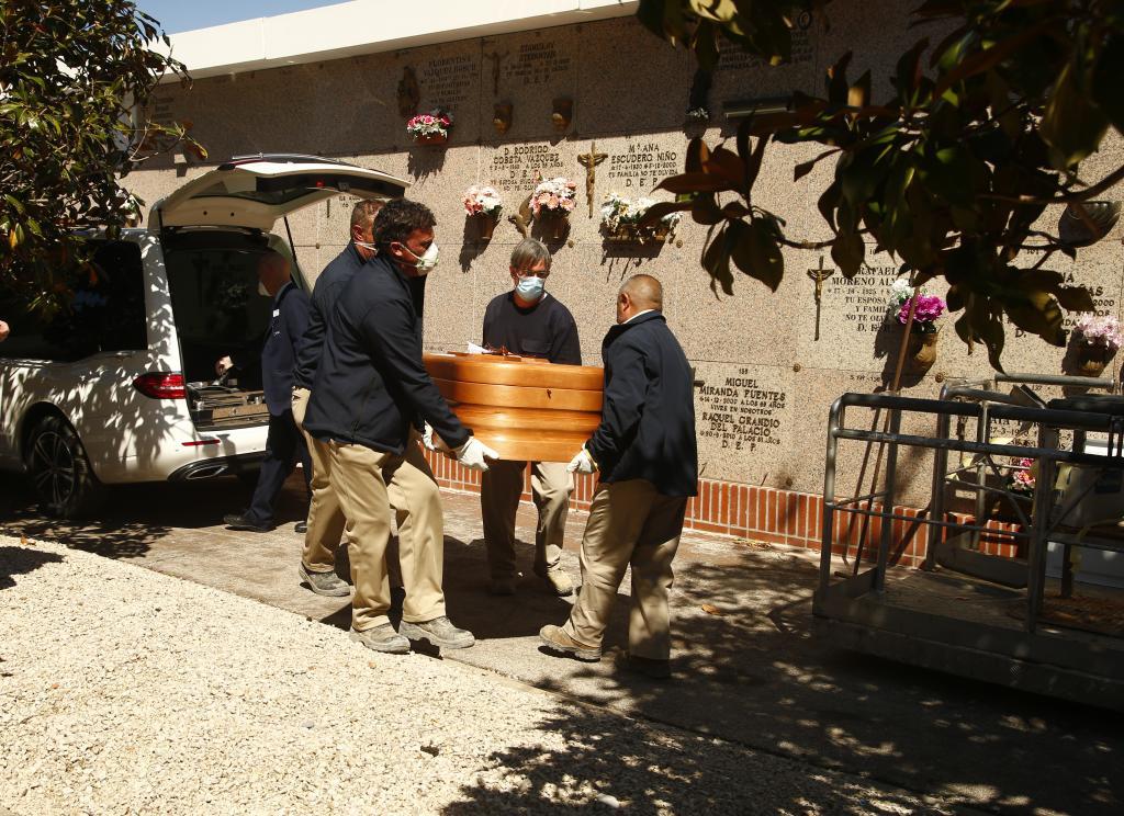Inhumation d'un défunt par Covid en avril 2020.