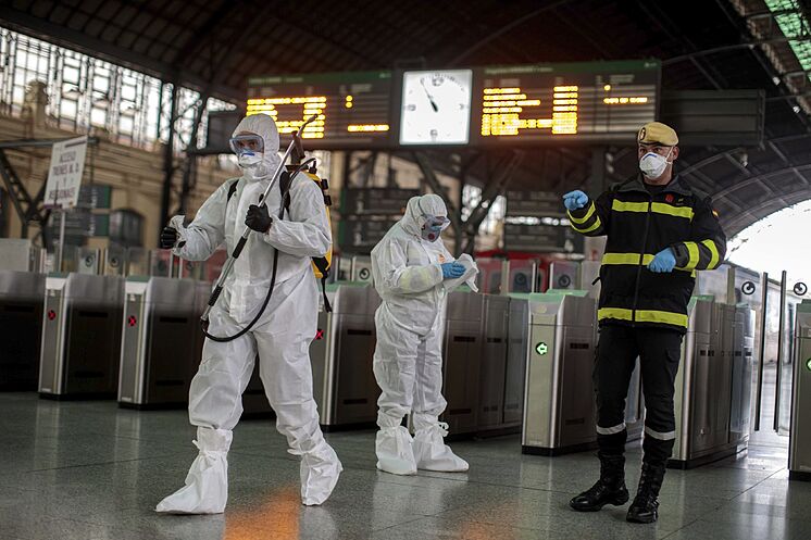 Membres de l'Unité militaire d'urgence (UME), en mars 2020, ...