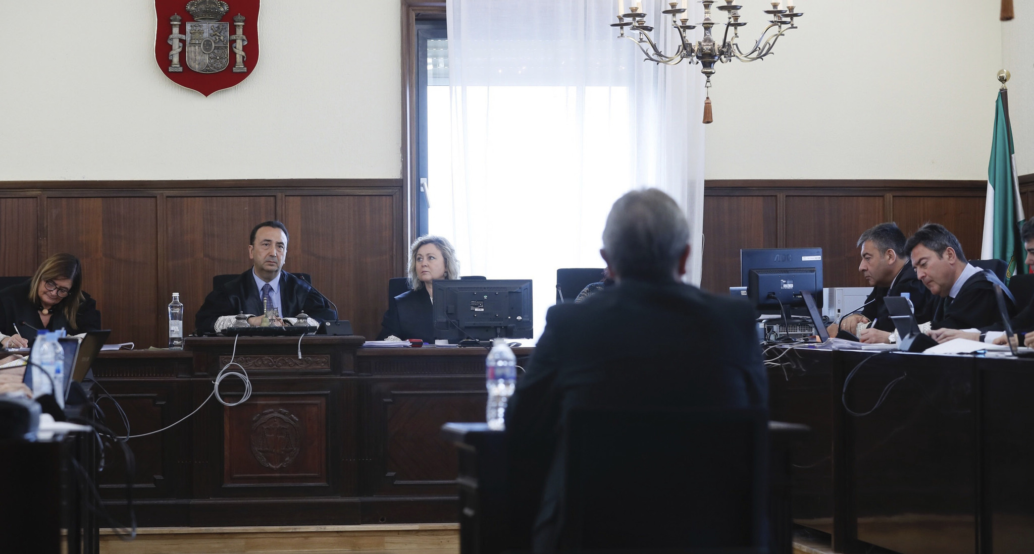 Avec son dos tourné, l'ancien ministre de l'Emploi, Manuel Recio, témoignant devant le tribunal de Séville dans le procès de l'ERE sur ce qui est connu sous le nom de pièce pol