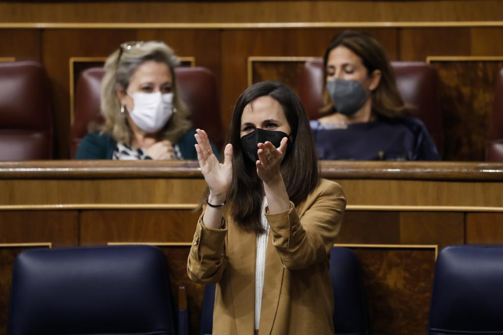 Ione Belarra applaudit après l'approbation