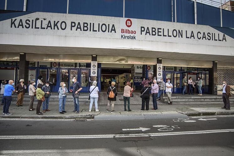 Plusieurs citoyens font la queue aux portes du pavillon
