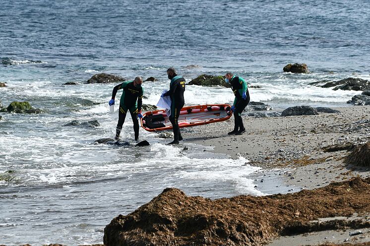 Les agents de la garde civile sortent le cad de l'eau