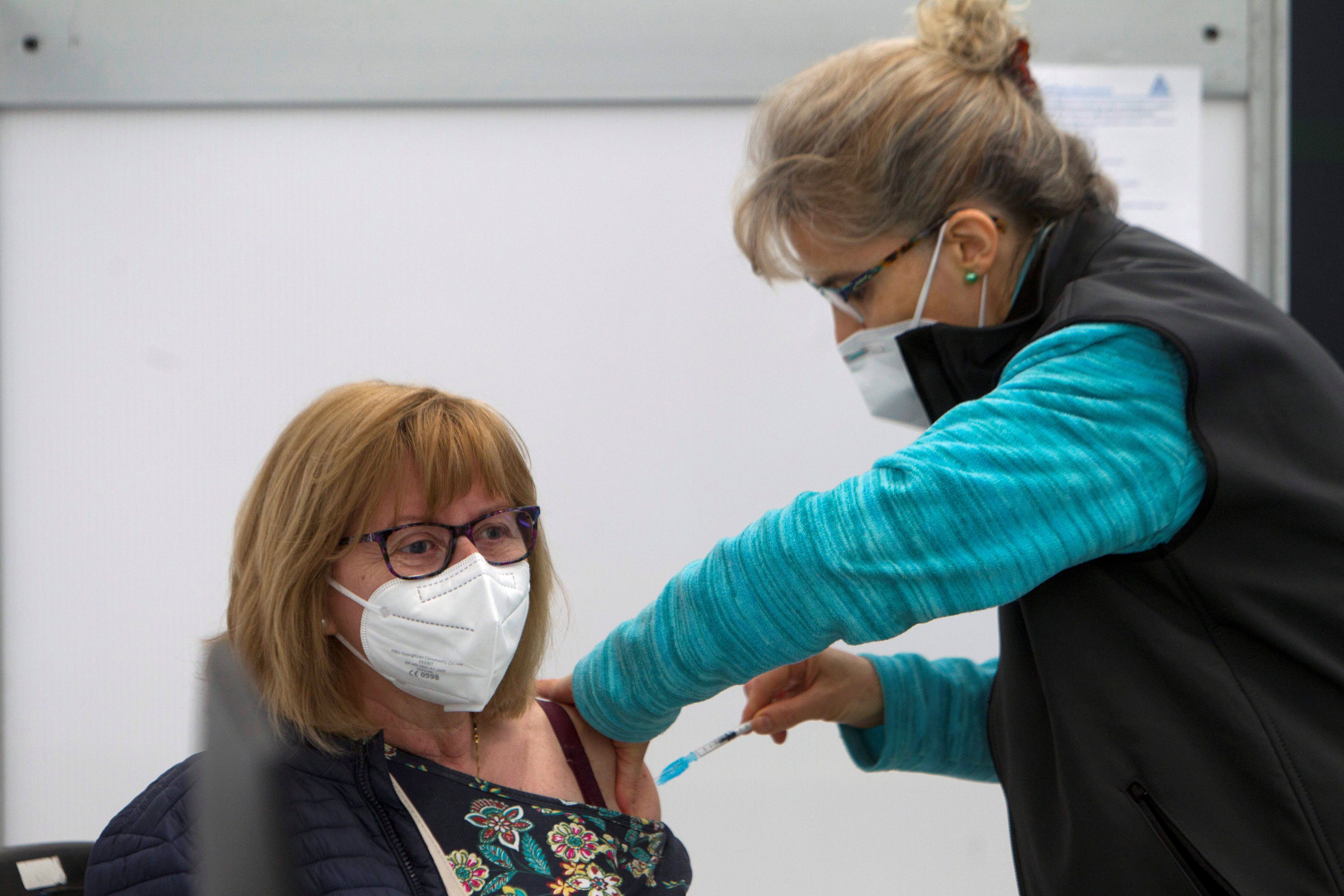 Une femme reçoit une dose du vaccin Covid 19, ce s